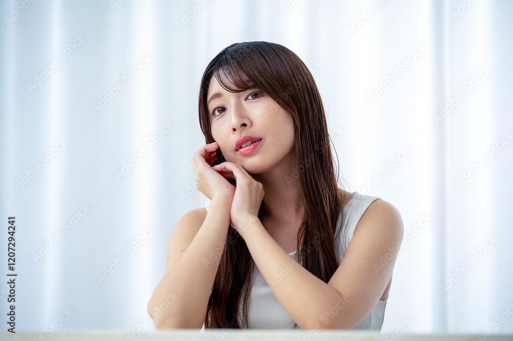 リビングで微笑む日本人女性 リビングで微笑む日本人女性