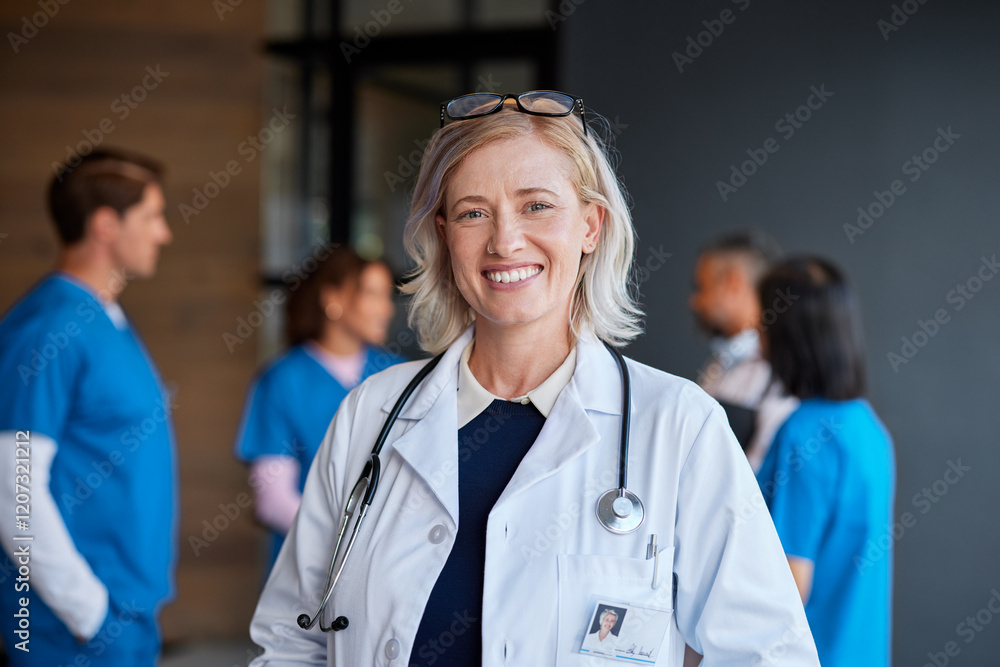 Φωτογραφία Smiling mature female physician in hospital