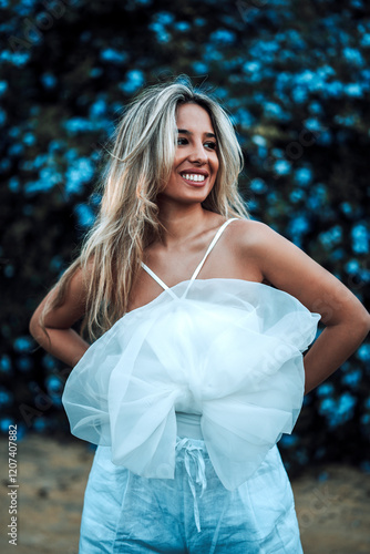 Obraz na płótnie Chica rubia joven posando frente a cámara en jardin urbano w salonie