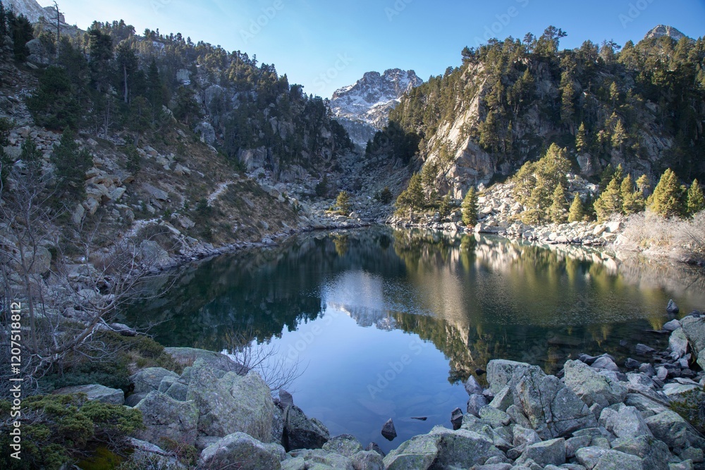 Obraz premium Serene mountain lake reflection