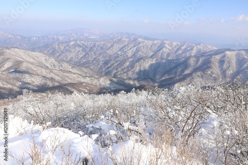 하얀 눈과 산