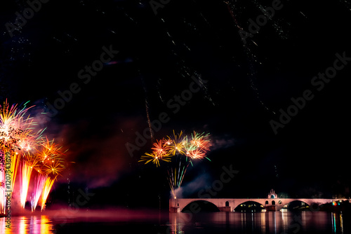 Feu d'artifice à Avignon sur le Rhône 