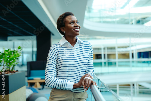 Foto Successful female professional confidently smiling in modern office