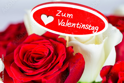 Valentinsgrüße: Herzliche Grüße zum Valentinstag mit einem Blumenstrauß mit weißen und roten Rosen photo