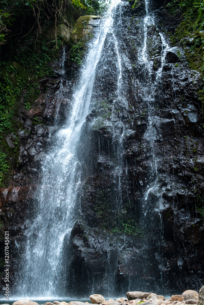 Fototapeta premium Powerful Waterfall Flowing Over Rocky Cliffs