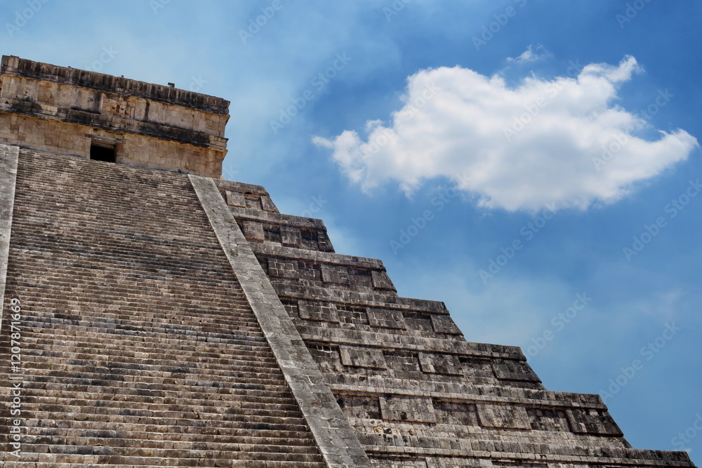 Pyramide de Kukulcán (El Castillo. Monument précolombien ( Chichén Itzá, Yucatán, Mexique). Pyramide de Kukulcán (El Castillo. Monument précolombien ( Chichén Itzá, Yucatán, Mexique).