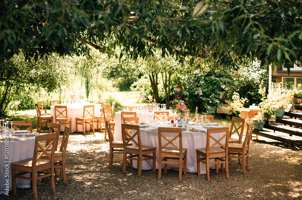 Obraz premium beautiful wedding decor. tables under the tree in the garden