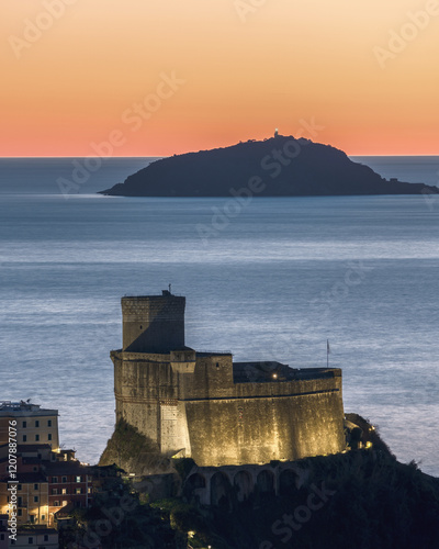 Castello di Lerici e nello sfondo l'isola del Tino.