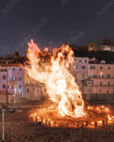 Tradizionale accensione del falò di San Nicolò a Pontremoli, nell'entro terra lunigiano
