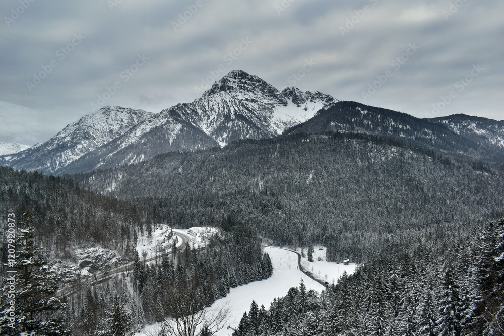 Obraz premium Alpen bei Reutte mit der Seilbrücke Highline179