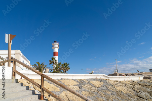 Gassen und Straßen von Rota mit Leuchtturm, Spanien, Andalusien