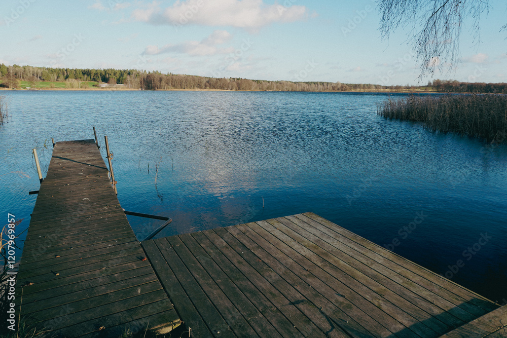 Naklejka premium Scenic view of a lake during autumn