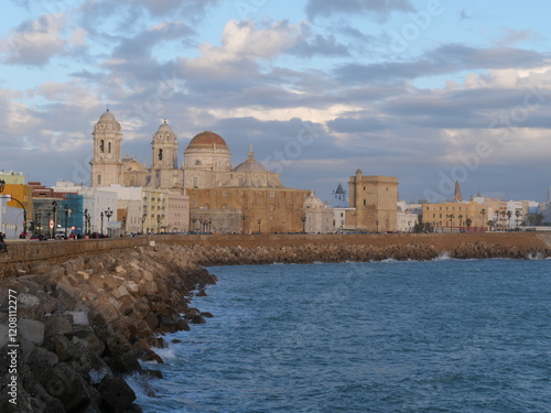 Die gebogene Uferpromenade und Uferbefestigung zum Atlantik mit historischen Gebäuden in Cadiz Spanien photo