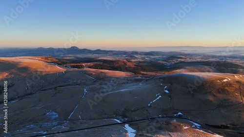 Vue aérienne sur le massif central et la chaîne des puys en Auvergne avec le Puy-de-Dôme, le lac du Guery, le puy de Pariou, au lever de soleil