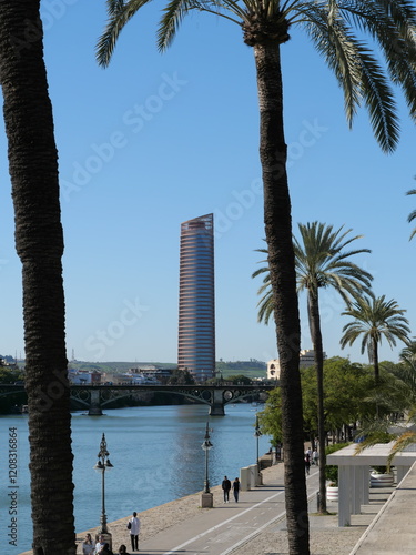 Der Torre Sevilla ein Einkaufszentrum in Sevilla Spanien und von den Einheimischen Lippenstift genannt photo