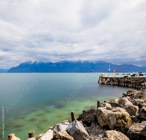 Billede på lærred Lake Geneva on a sunny day, captured in a long-exposure photo with a polarizing