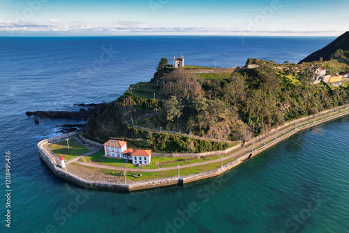 Foto Aerial view of La Atalaya mount at Ribadesella village, Asturias, Spain
