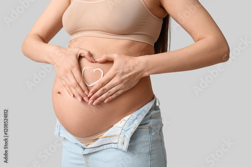 Young pregnant woman with c...