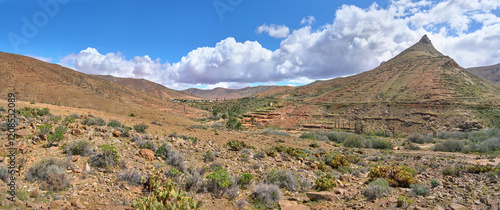 Fuerteventura - Palmental im Barranco de las Penitas mit Wanderweg zum Stausee und Blick nach Osten zum Ort Vega de Rio Palmas photo