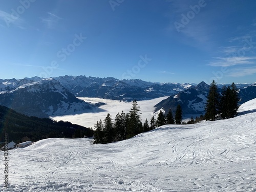 Berglandschaft im Winter vom Skigebiet Brunni. Mit Blick auf den Vierwaldstättersee, der im Nebel liegt. Nebelmeer
und Schweizer Berge in der Zentralschweiz photo