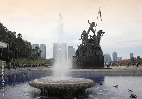 Obraz na płótnie 분수,기념비,군인,국기,국립기념비,National,Monument,쿠알라룸푸르,말레이시아