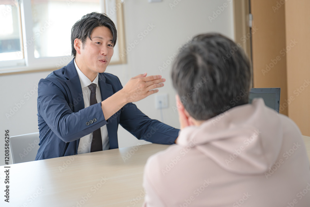 説明するビジネスマン 説明するビジネスマン
