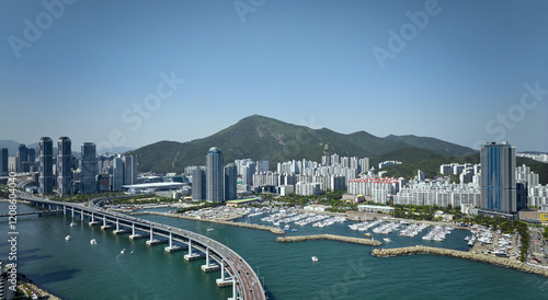 Bild auf Leinwand 곡선도로,교각,기둥,광안대교,바다,요트,정박,수영만요트경기장,아파트,수영만,해운대구,부산