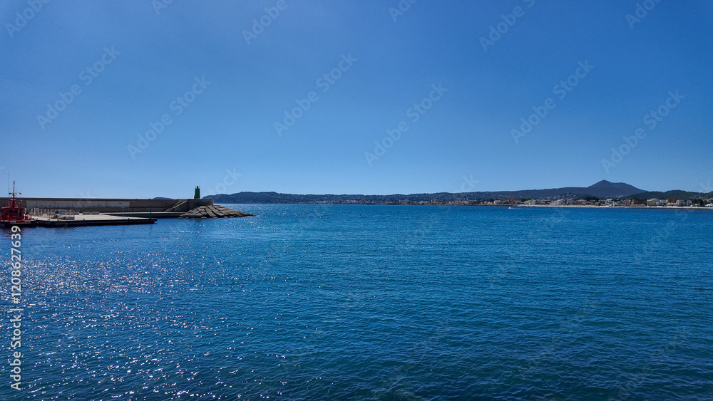Puerto de javeaa en Alicante (España), vistas del mar, rocas, montaña del cabo de Sant Antoni en el paraje natural del Montgó Puerto de javeaa en Alicante (España), vistas del mar, rocas, montaña del cabo de Sant Antoni en el paraje natural del Montgó