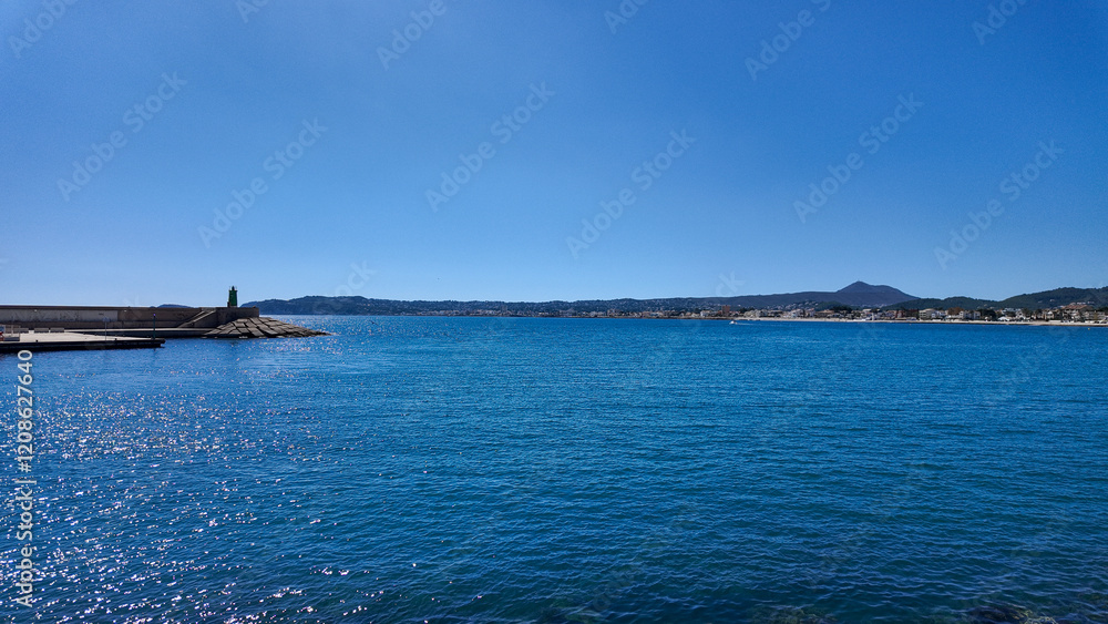 Puerto de javeaa en Alicante (España), vistas del mar, rocas, montaña del cabo de Sant Antoni en el paraje natural del Montgó Puerto de javeaa en Alicante (España), vistas del mar, rocas, montaña del cabo de Sant Antoni en el paraje natural del Montgó