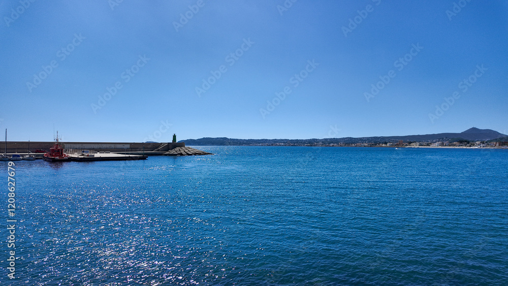 Puerto de javeaa en Alicante (España), vistas del mar, rocas, montaña del cabo de Sant Antoni en el paraje natural del Montgó Puerto de javeaa en Alicante (España), vistas del mar, rocas, montaña del cabo de Sant Antoni en el paraje natural del Montgó