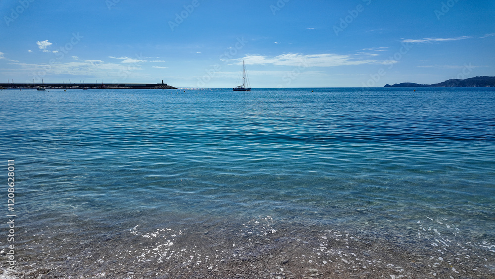 Obraz premium Puerto de javeaa en Alicante (España), vistas del mar, rocas, montaña del cabo de Sant Antoni en el paraje natural del Montgó