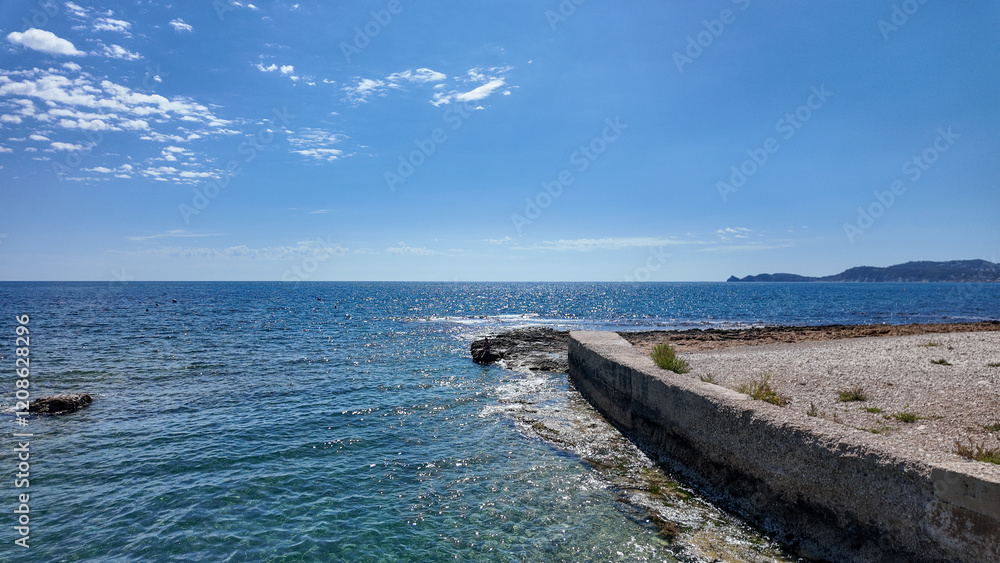 Puerto de javeaa en Alicante (España), vistas del mar, rocas, montaña del cabo de Sant Antoni en el paraje natural del Montgó Puerto de javeaa en Alicante (España), vistas del mar, rocas, montaña del cabo de Sant Antoni en el paraje natural del Montgó