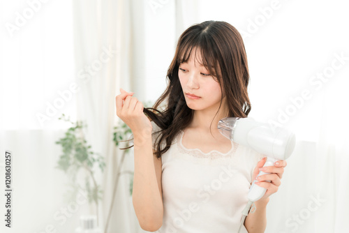 Photography ヘアドライヤーでヘアブロー・髪の毛を乾かす女性（ダメージヘア・ヘアケア）