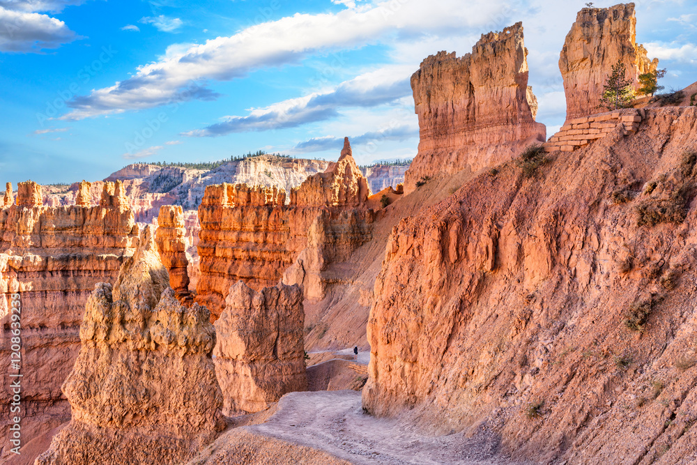 Navajo loop trail in Bryce Canyon National Park, Utah. Bryce Canyon is a collection of giant natural amphitheaters along the eastern side of the Paunsaugunt Plateau