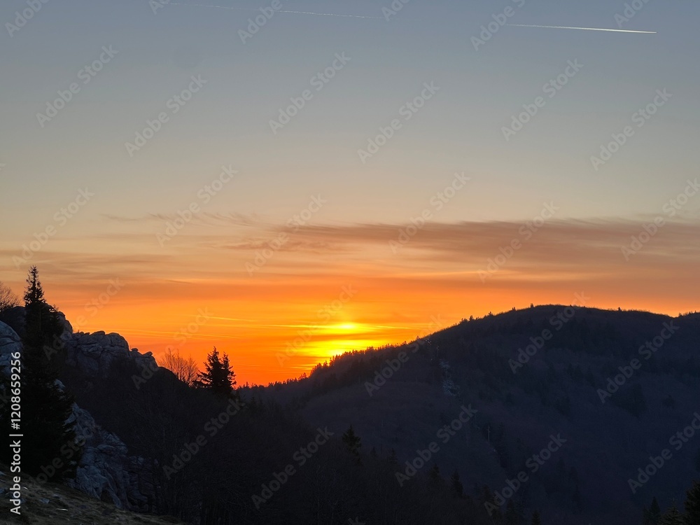 Fototapeta premium Early dawn before sunrise on the Premuzic Trail - Velebit Nature Park, Croatia (Rana zora pred izlazak sunca na pješačkom planinarskom putu Premužićeva staza - Park prirode Velebit, Hrvatska)