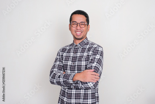 Schilderij op canvas Adult Asian man standing confident with arms crossed