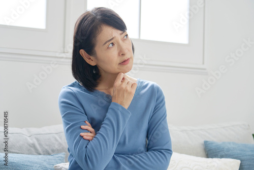 Fotografie 女性　50代　悩む　リビング
