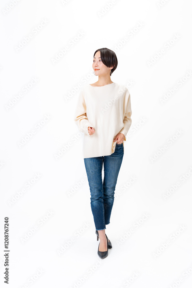 全身・ポーズをするショートヘアーの日本人女性