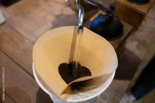 Obraz na płótnie 挽きたてのコーヒー豆にお湯を注ぐ様子。 w salonie