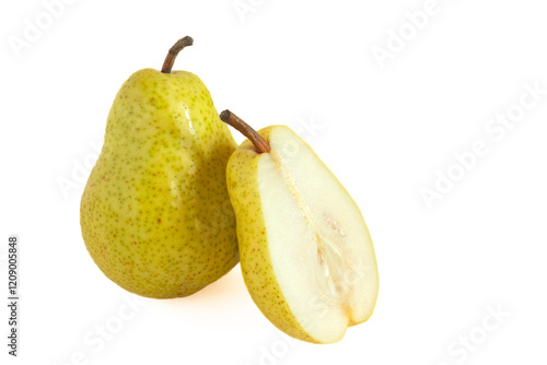 Dos peras y una de ellas a la mitad