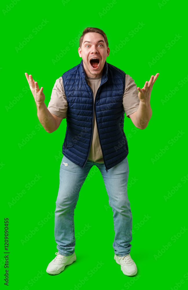 Naklejka premium Man celebrating with raised fists in front of a bright green background