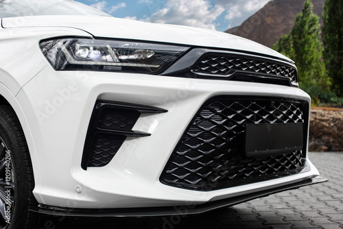 Fotografie A white car with black grille and black bumper