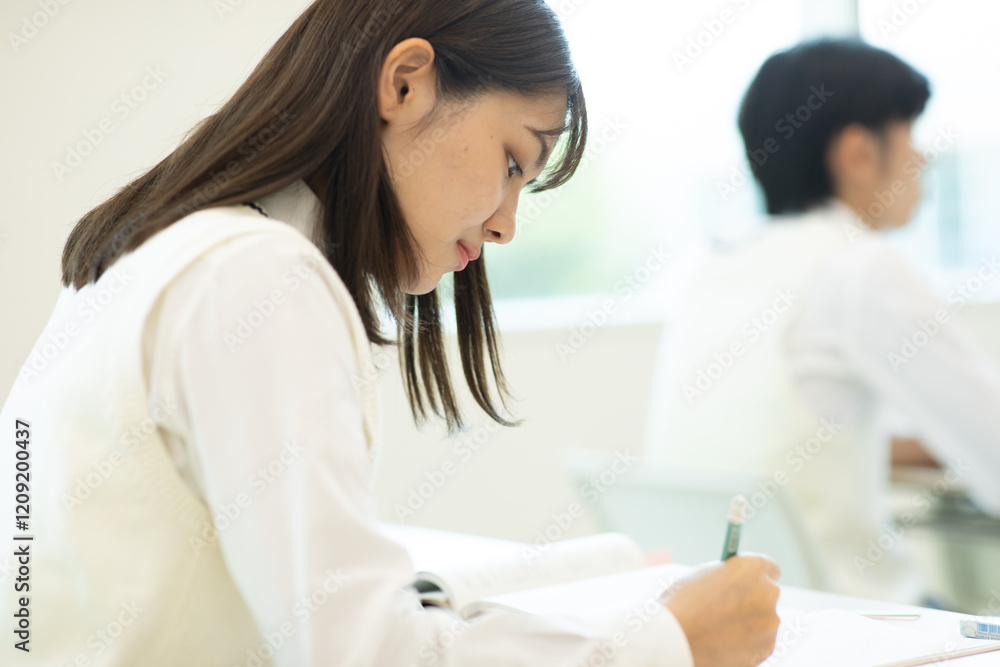 授業を受ける学生 授業を受ける学生