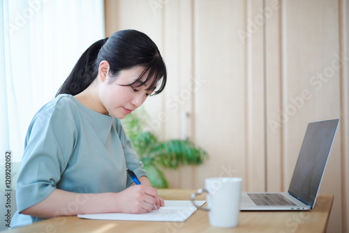 部屋でオンライン授業を受ける高校生 photo