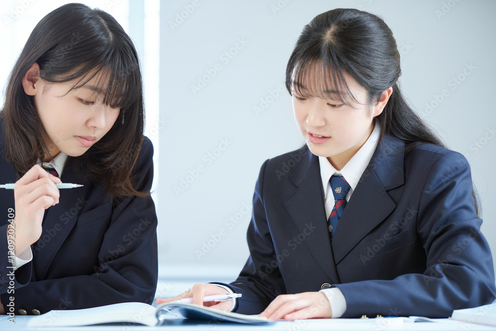 教室で勉強する高校生