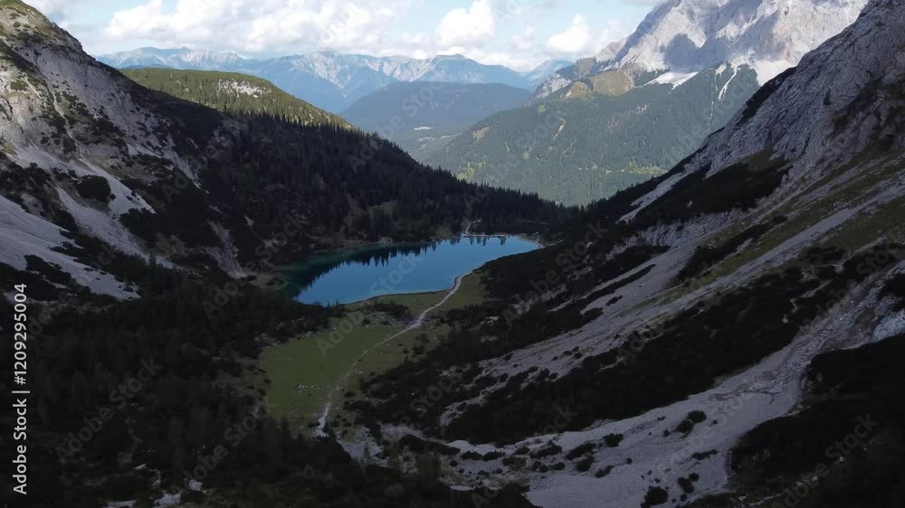 video aereo de el lago seebensee en los alpes austriacos video aereo de el lago seebensee en los alpes austriacos