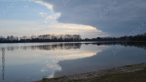 video de atardecer en el lago langwieder see en bayern alemania 