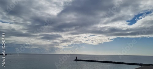 hermoso amanecer en playa de el pozo o playa chica en fuerteventura españa