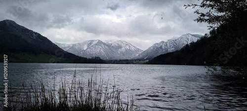 Experimenta la helada belleza de Schliersee, Alemania. Un impresionante paisaje invernal con vistas cubiertas de escarcha y un ambiente alpino sereno. ¡Un verdadero paraíso invernal!