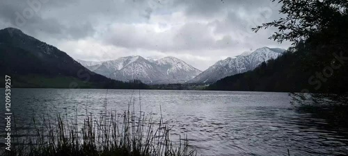 Experimenta la helada belleza de Schliersee, Alemania. Un impresionante paisaje invernal con vistas cubiertas de escarcha y un ambiente alpino sereno. ¡Un verdadero paraíso invernal! camara rapida
